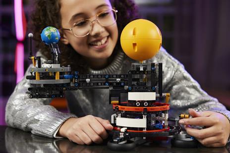 LEGO Technic (42179). Pianeta Terra e Luna in Orbita - 5