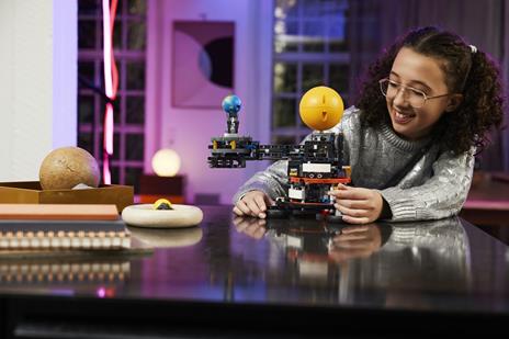 LEGO Technic (42179). Pianeta Terra e Luna in Orbita - 6