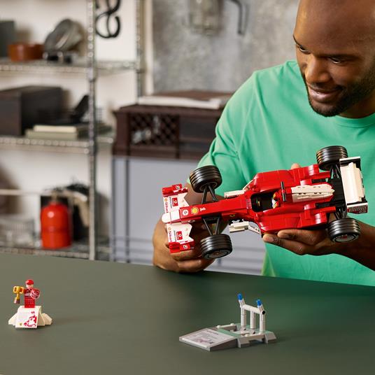 LEGO Icons (11375). Ferrari F2004 e Michael Schumacher - 11